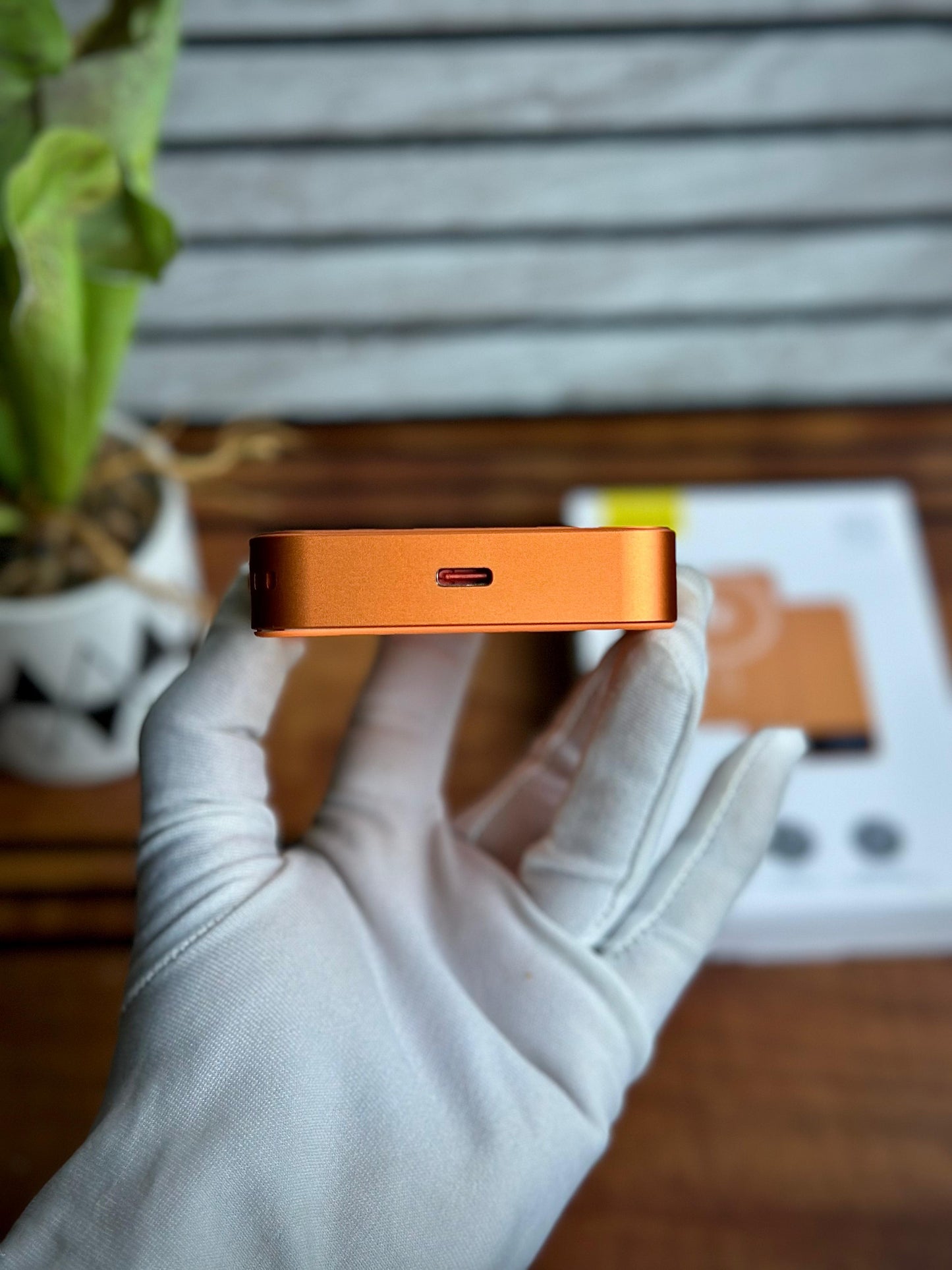 W8 Wireless Power Bank